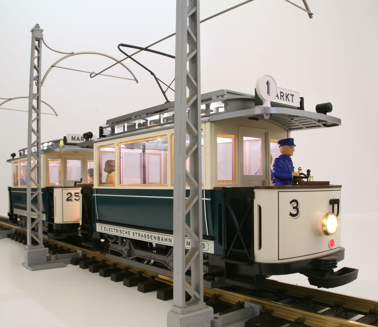 LGB 21355 Trolley Set Electrische Strassenbahn Weimar front right view with overhead wires